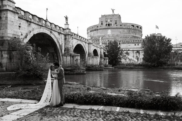 Newly-weds walking on Castel Sant'Angelo bridge during their Sposi Novelli Photo shoot