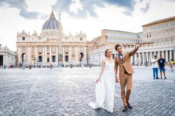 Newly-weds in Via della Conciliazione during their Sposi Novelli Photo session in Rome