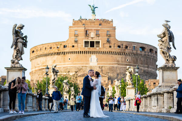 Sposi Novelli couple kissing on Castel Sant'Angelo Bridge