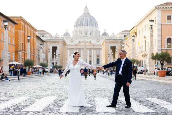 Sposi Novelli couple crossing the road on the zebra crossing in Via della Conciliazione in Rome
