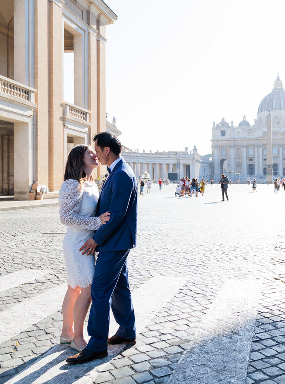 Sposi Novelli Photoshoot in Via della Conciliazione in Rome