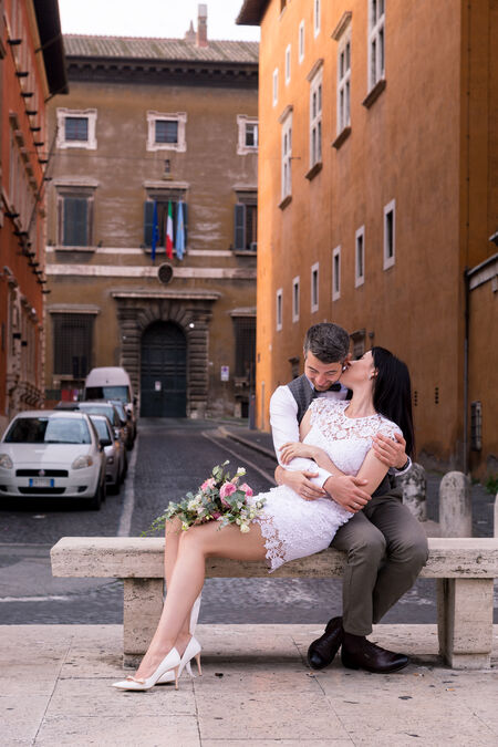 Wedding couple while passionately kiss in Via della Conciliazione with the Vatican in the background