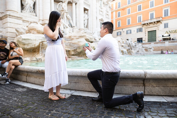 Surprise marriage proposal at the Trevi Fountain in the early hours of the day