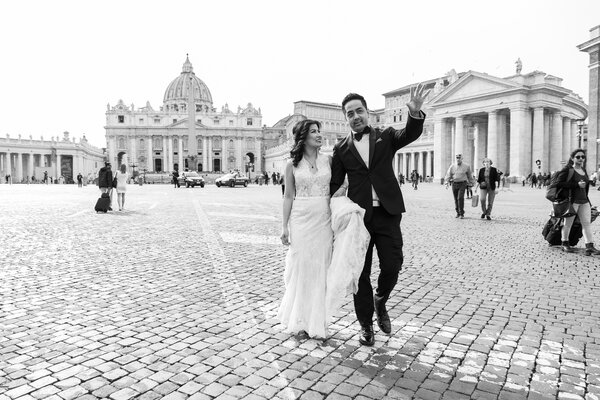 Newly-wed couple during a Sposi Novelli photo shoot in Rome