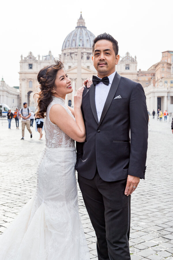 Sposi Novelli couple posing in Via della Conciliazione, Rome