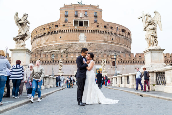 Beautiful image of newly-wed sposi novelli on Castel Sant'Angelo Bridge