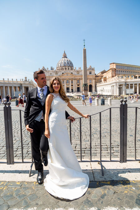 Sposi Novelli Couple leaning aginst the rail in St Peter's Square with the Vatican in the background
