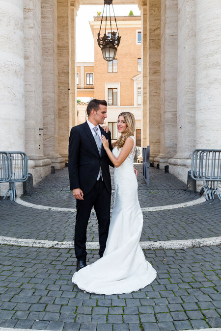 Novelli Sposi couple in the beautiful St Peter's Square during their wedding photo session in Rome