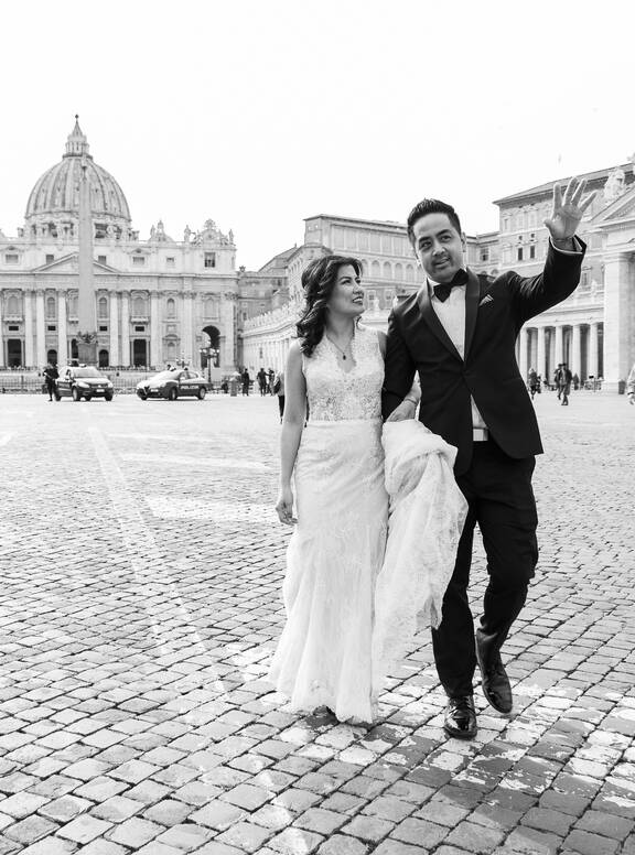 Sposi Novelli Photoshoot in Via della Conciliazione in Rome
