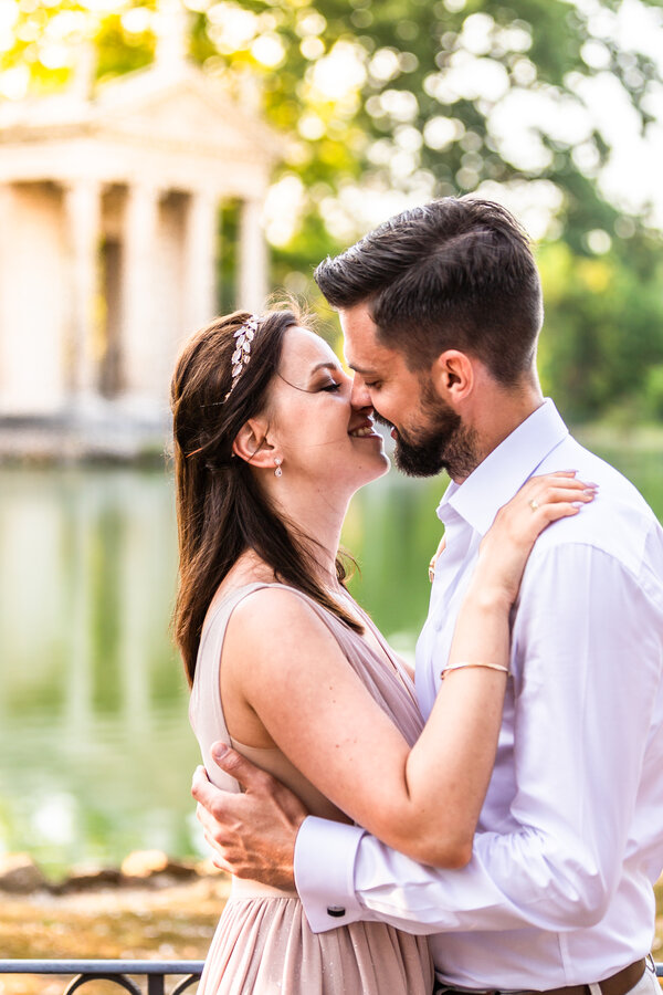 Newly-wed couple at the Temple of Esculapio celebrating their honeymoon with a romantic Photo Session in Rome, Italy