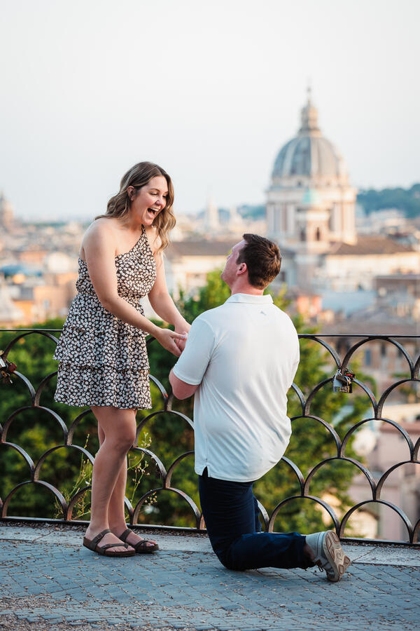 Surprise proposal on the Pincio Terrazza Belvedere at sunset in Rome