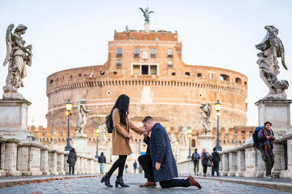Secret Proposal Photo Sesson on Castel Sant'Angelo Bridge in Rome at sunrise
