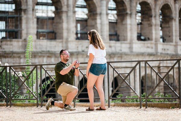 Surprise wedding proposal with a view on the Colosseum from Giardinetto del Monte Oppio in Rome