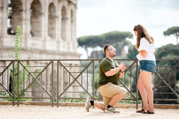 Surprise proposal at the Giardinetto del Monte Oppio with a view on the Colosseum