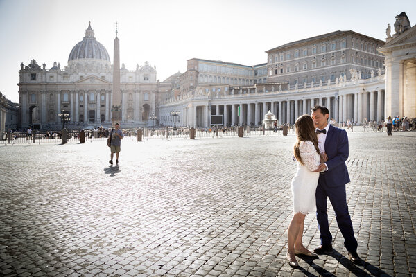 Newly-weds in Via della Conciliazione during their Sposi Novelli Photo session in Rome