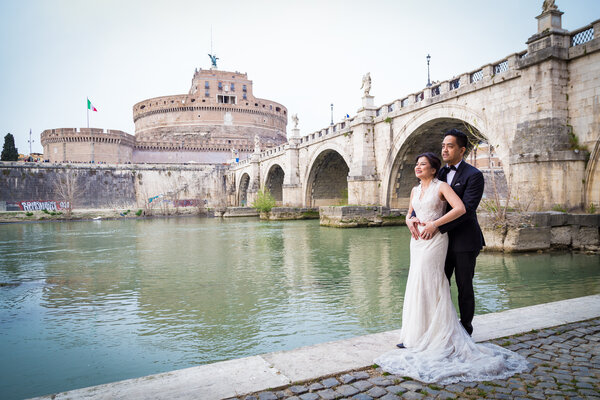 Beautiful and iconic image of newly-wed couple Sposi Novelli during a photo session in Rome