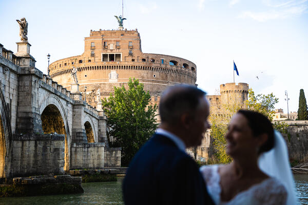 Silhouette Sposi Novelli couple with Castel Sant'Angelo in focus in the background