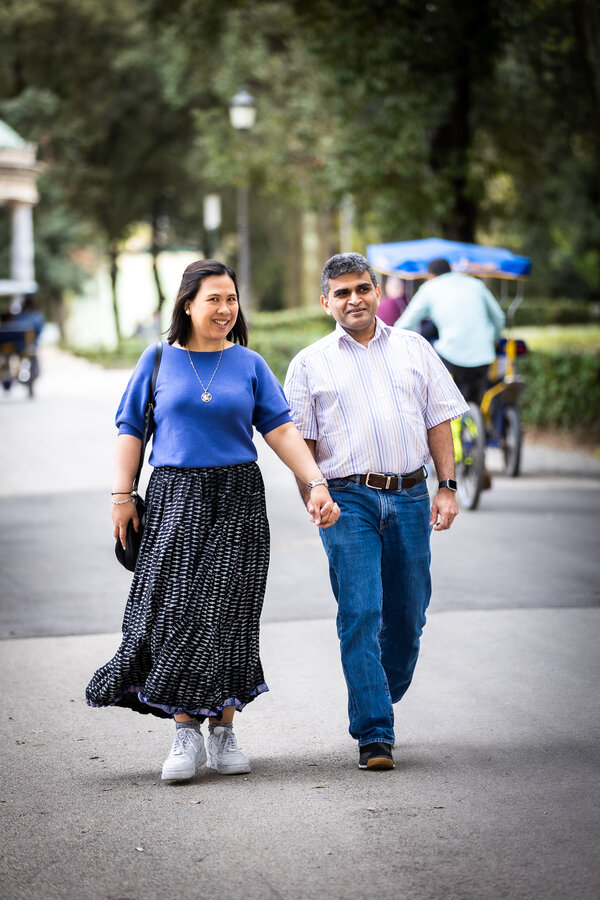 Couple strolling in Villa Borghese during their Vacation Photo Shoot in Rome