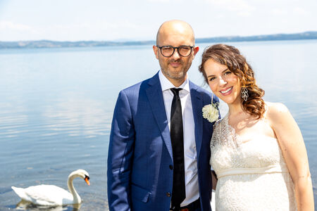 Lovely newly-weds at the Bracciano Lake with a beautiful swan in the background