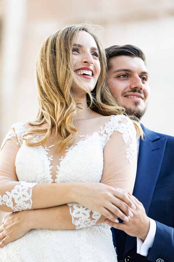 Airy portrait of newly-weds in Rome
