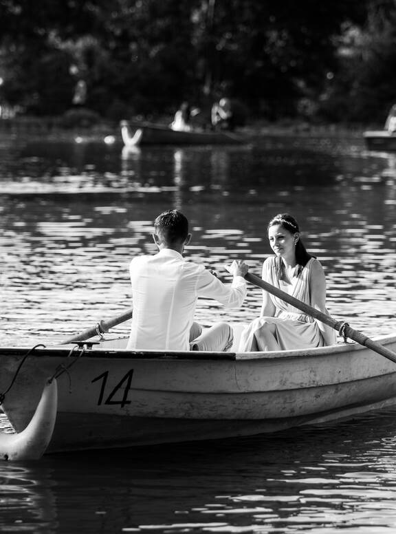 A beautiful newly-wed couple on their honeymoon photo shoot in Villa Borghese and Pincio Gardens, in Rome, Italy