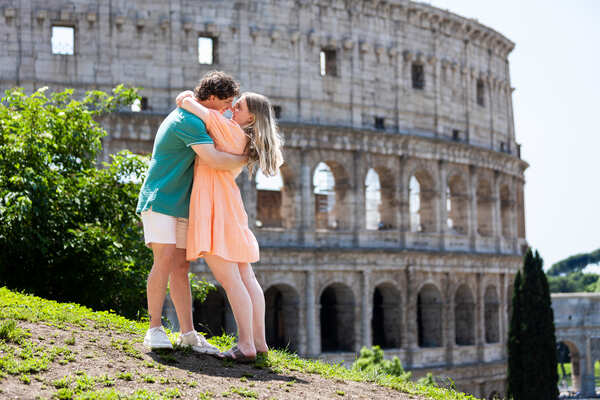 Surprise marriage proposal on the Oppian Hill with a view on the Colosseum
