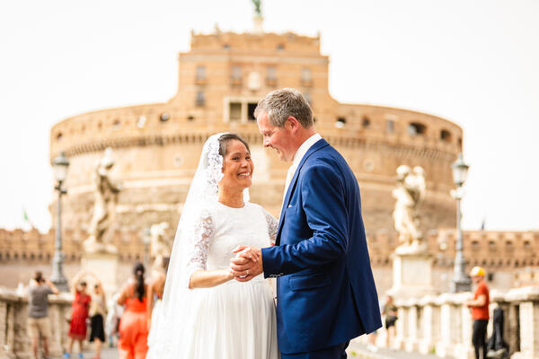 Sposi Novelli couple dancing on Castel Sant'Angelo Bridge in Rome