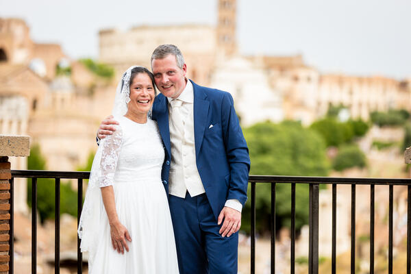 Sposi Novelli couple holding each other at the Roman Forum lookout on the Capitoline Hill in Rome