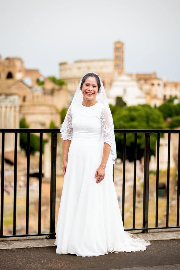 Beautiful newly-wed bride during her Sposi Novelli photoshoot on the Capitoline Hill in Rome