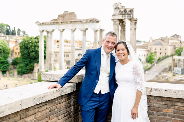 Sposi Novelli couple with the Roman Forum in the background in Rome