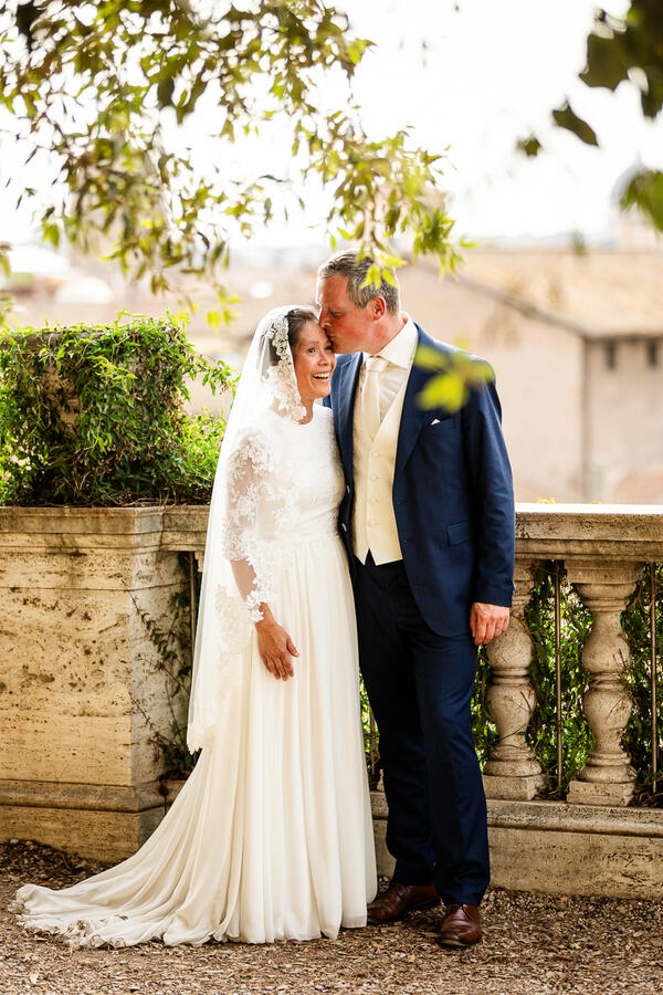 Sposi Novelli couple holding each other on the Terrazza Caffarelli